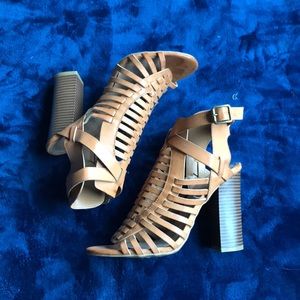 Heeled gladiators / cognac colored sandals